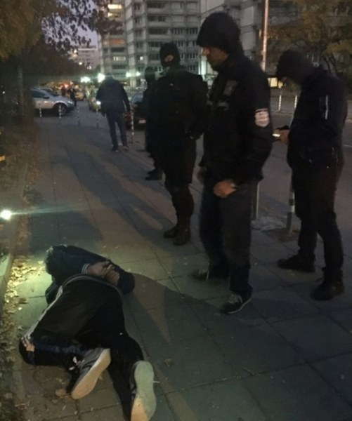 Екшън! Наркодилър блъсна патрулка в опит да избяга