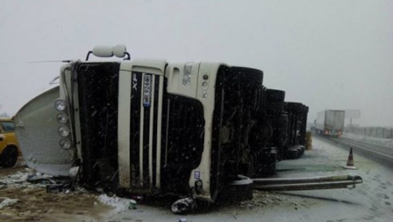 Тир и пътнически автобус се удариха, касетки с гъби летят на заснежената магистрала 