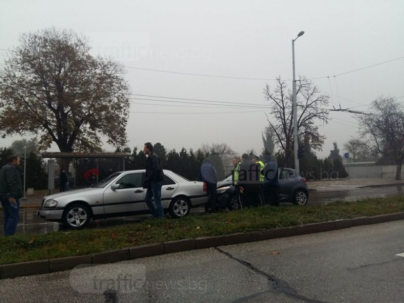 Нова катастрофа! Алфа размаза предницата си в мерцедес на опасно кръстовище СНИМКИ