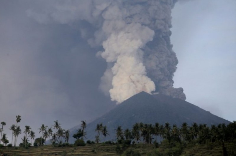 Пълна евакуация на остров Бали заради изригналия вулкан