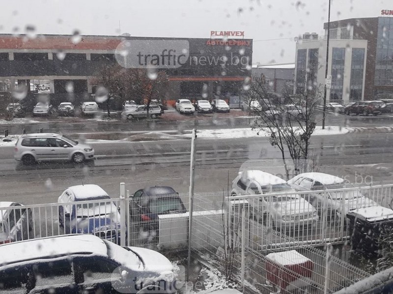 Сняг се сипе в половин България, 130 машини за обезопасяване са на пътя СНИМКИ