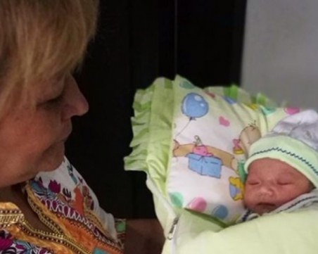 Докато вулканът изригва: Българче се роди на остров Бали СНИМКИ