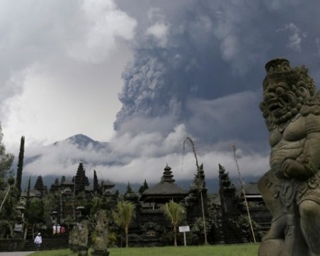 Летището в Бали все още е затворено, хиляди туристи са блокирани