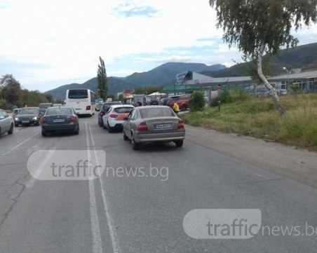 Меле на пътя Пловдив – Асеновград: Три автомобила се удариха, трима пострадаха