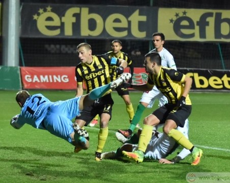 Рефер ограби Ботев срещу Берое ВИДЕО