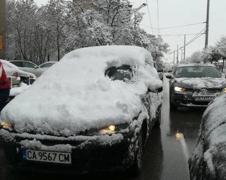 Снежен циклоп по родните улици - хит в интернет СНИМКИ