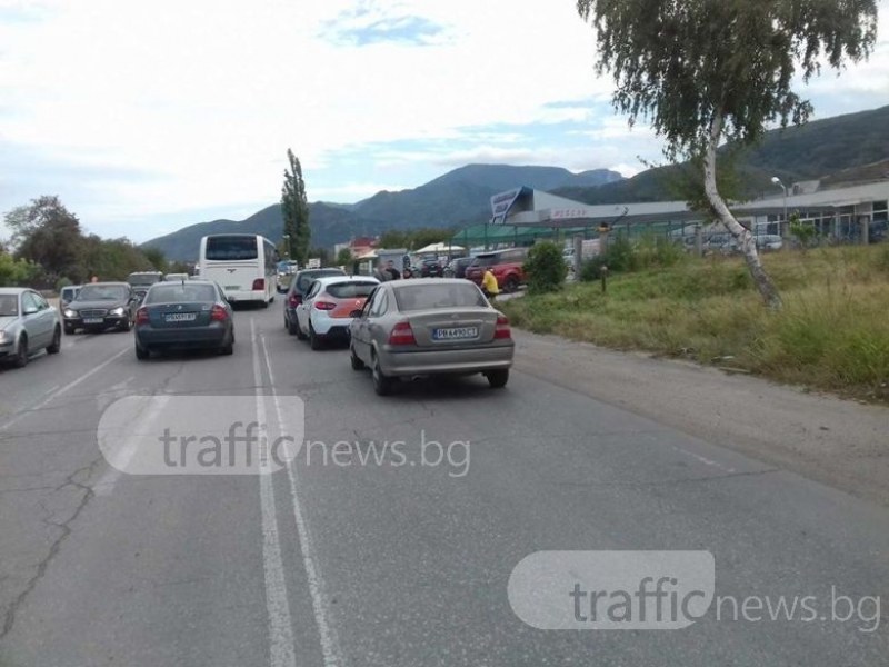 Меле на пътя Пловдив – Асеновград: Три автомобила се удариха, трима пострадаха