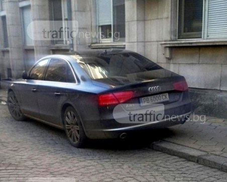 Как паркира един ексшеф на полицията в Пловдив и бивш гл. секретар на МВР? СНИМКИ