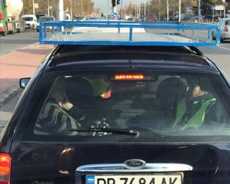 Когато няма място в колата… отиваш в багажника СНИМКИ