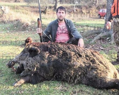 Опитен ловджия повали с един изстрел 330 килограмов звяр