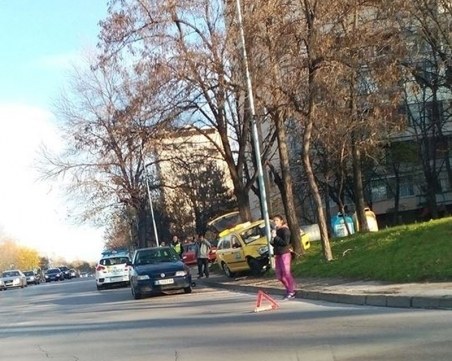 Такси се заби в уличен стълб до Гребната СНИМКА