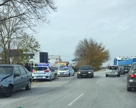 Три автомобила се удариха на 