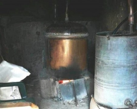 Валери Симеонов се зае и с домашната ракия