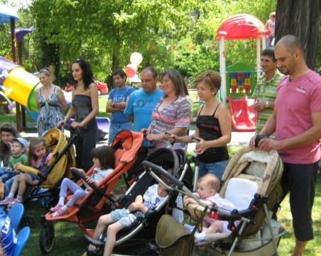 Вдигнаха майчинските за втората година