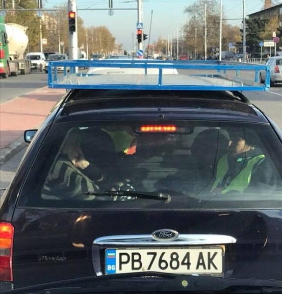 Когато няма място в колата… отиваш в багажника СНИМКИ