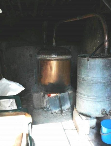 Валери Симеонов се зае и с домашната ракия