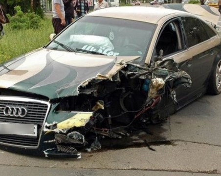 Ауди се заби в дърво край Пловдив