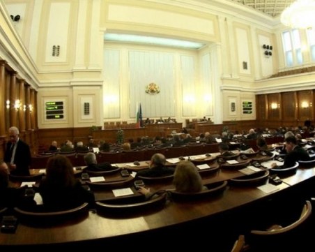 Депутатите работиха до 3 през нощта! Какво успяха да гласуват?