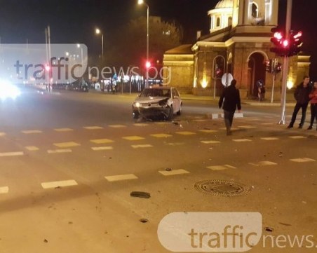Голф и Пежо се помляха на кръстовището до църквата Света Петка СНИМКИ