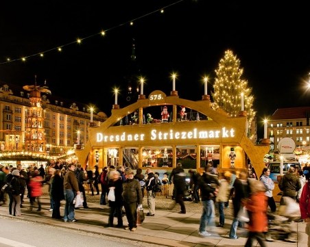 Греяно вино и двуметров щолен на откриването на най-старият коледен базар в Дрезден