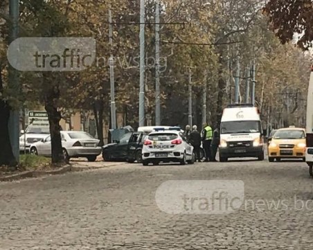 Катастрофа край данъчното в Пловдив, има пострадали СНИМКИ