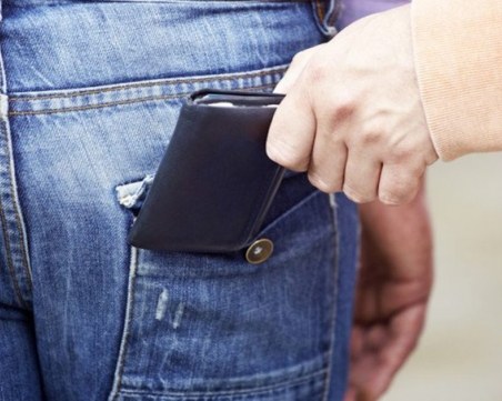 Пипнаха крадла в Асеновград, преджобила мъж за 300 лева