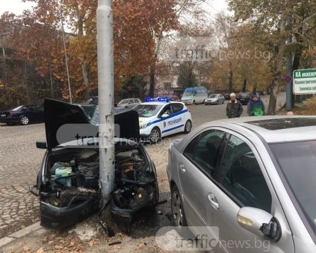 БМВ се натресе в стълб след сблъсък с Мерцедес в Кючука, един е в болница ВИДЕО И СНИМКИ