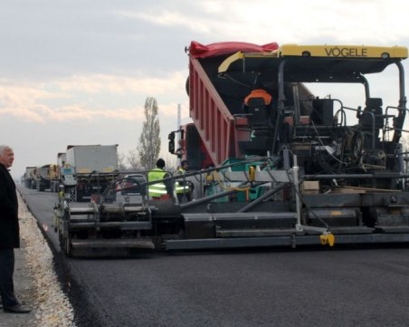 Уникална машина полага асфалта на пътя Пловдив – Асеновград СНИМКИ