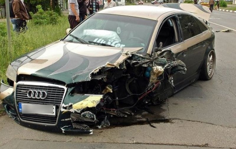 Ауди се заби в дърво край Пловдив