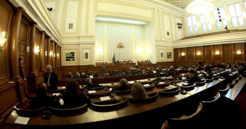 Депутатите работиха до 3 през нощта! Какво успяха да гласуват?