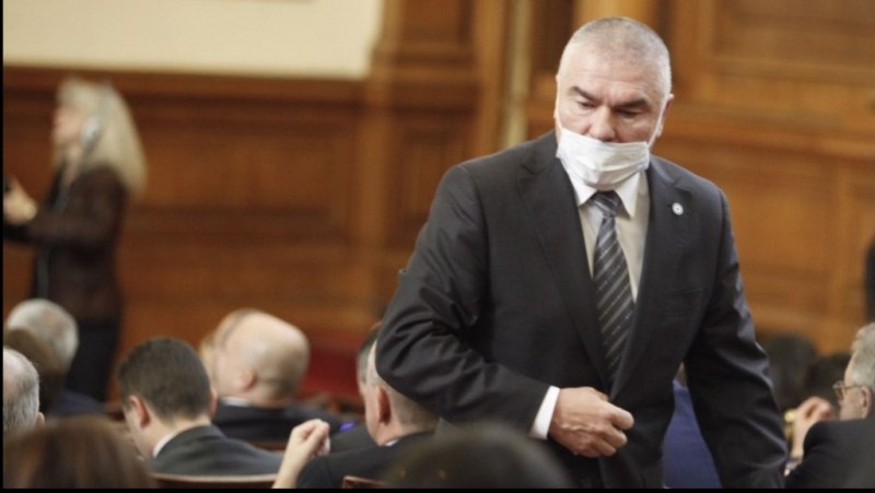 Марешки сложи маска напук на Христов: Страхувам се, че ще се заразя от умопомрачителност СНИМКИ