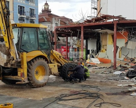 Багер спука гума на Главната в Пловдив СНИМКИ