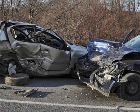 Челен сблъсък след изпреварване край Велинград, колоната е километрична