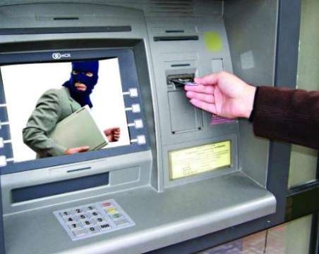 Четирима българи са арестувани за източване на банкови карти