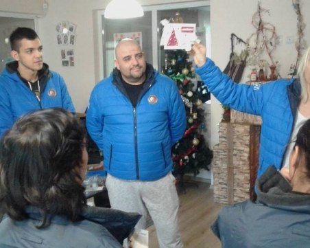 Коледа иде: Академик Бултекс 99 зарадва деца с подаръци СНИМКИ