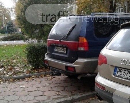 Млада майка от Пловдив: Тротоара срещу Второ районно е блокиран, реакция няма