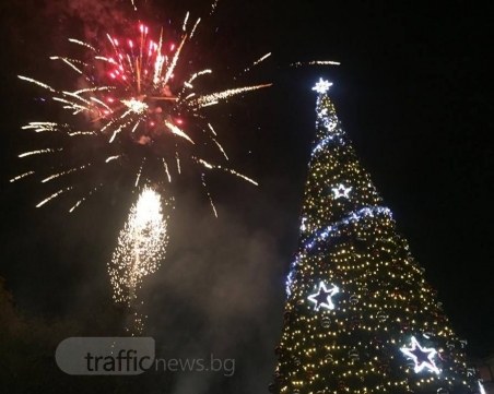 Кметът “запали“ коледен Пловдив, заря пукна над величествената елха СНИМКИ и ВИДЕО