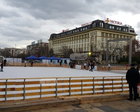Откриха най-голямата ледена пързалка на Балканите в Пловдив СНИМКИ