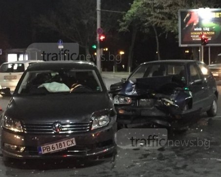 Тежка катастрофа на Ескалибур! Две коли се смляха и запушиха булеварда СНИМКИ