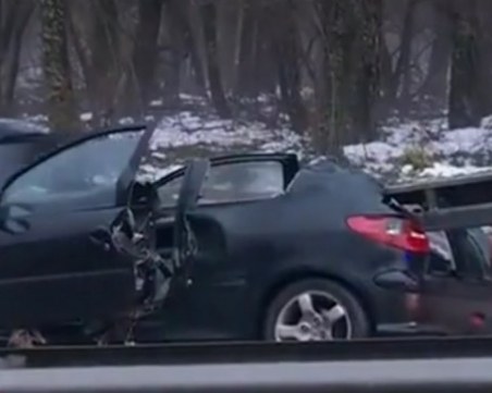 Тежка катастрофа: Кола се наниза на мантинела