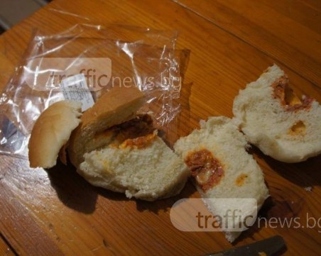 Това калцоне ли е? Ето как изглежда една безплатна закуска за ученици в Пловдив ВИДЕО