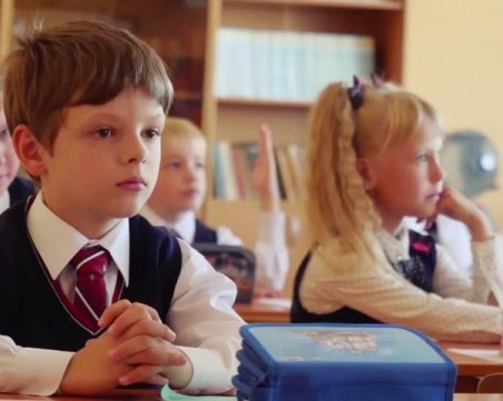 Учителка принуждава учениците да й целуват ръката