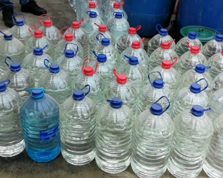 Удар на пловдивските митничари! Задържаха 3 тона етилов алкохол в туби за вода СНИМКА