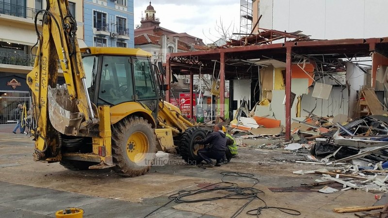 Багер спука гума на Главната в Пловдив СНИМКИ