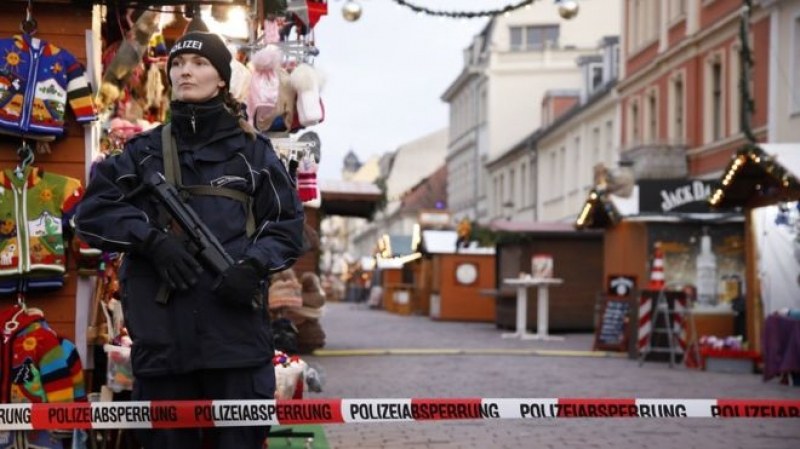 Откриха бомба на коледен базар, евакуираха центъра на град в Германия