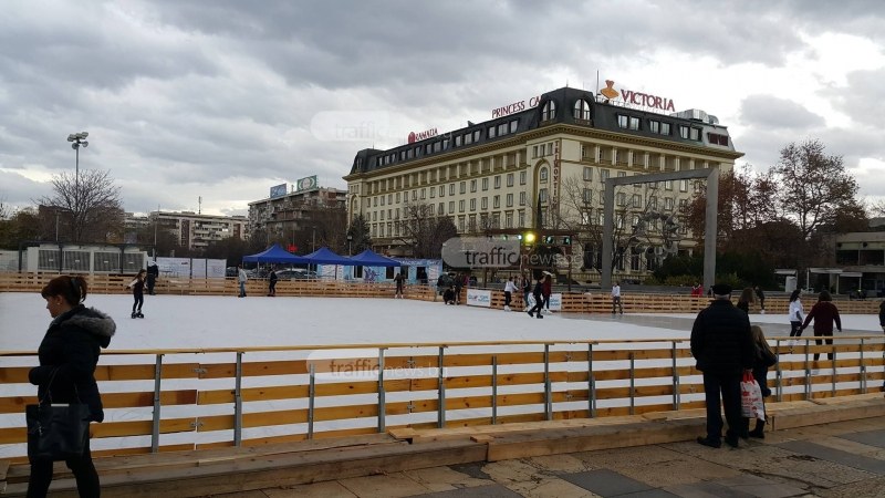 Откриха най-голямата ледена пързалка на Балканите в Пловдив СНИМКИ
