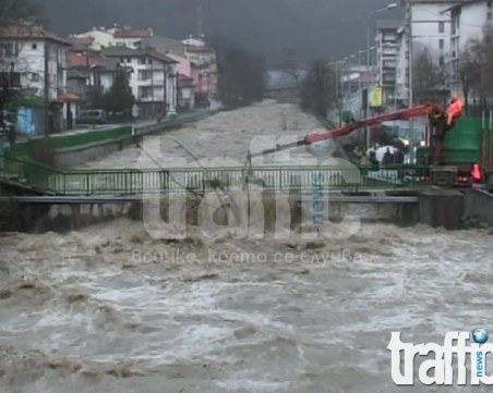 Частично бедствено обявиха в Смолян, преливат реки