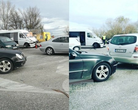 Катастрофа блокира Асеновградско: Маршрутка и камион се удариха ВИДЕО