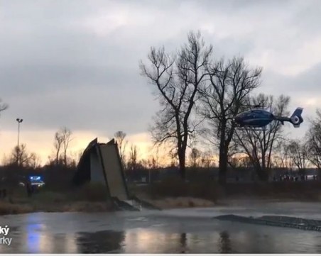 Пешеходен мост се срина, 4 души са ранени ВИДЕО