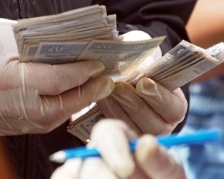 Удар: Служители на НАП са арестувани с подкуп